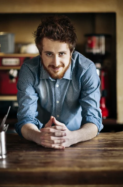 Barman leunend op houten bar teller — Stockfoto