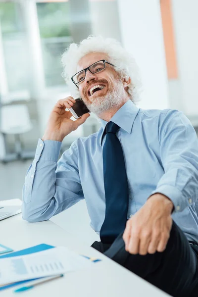 Счастливый бизнесмен по телефону — стоковое фото