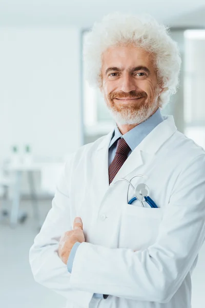 Confident doctor posing with folded arms — Stock Photo, Image