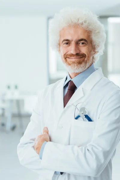 Médico confiado posando con los brazos cruzados — Foto de Stock