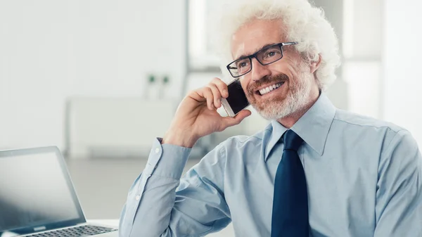 Uśmiechający się biznesmen na telefon — Zdjęcie stockowe