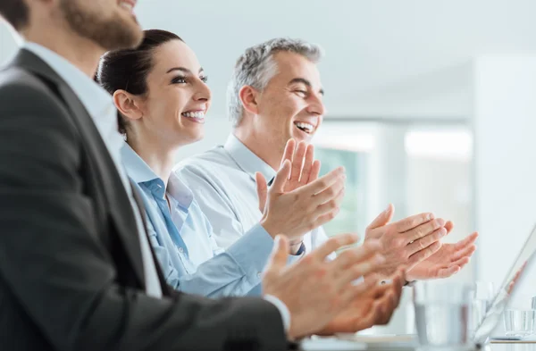 Gli uomini d'affari applaudono durante un seminario — Foto Stock