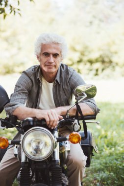 Yakışıklı adam vintage bisiklet sürmek