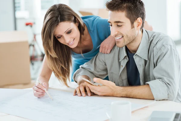 Casal projetando sua nova casa — Fotografia de Stock