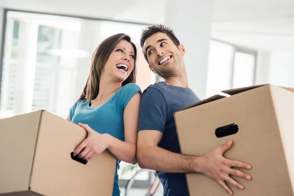 Pareja feliz mudándose en su nueva casa — Foto de Stock