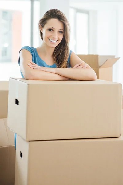Woman moving in her new house — Stock Photo, Image
