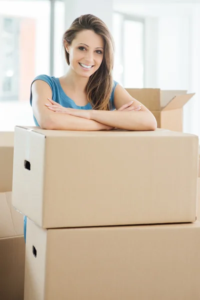 Vrouw in haar nieuwe huis verplaatsen — Stockfoto