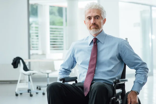 Uomo d'affari di successo superare la disabilità — Foto Stock