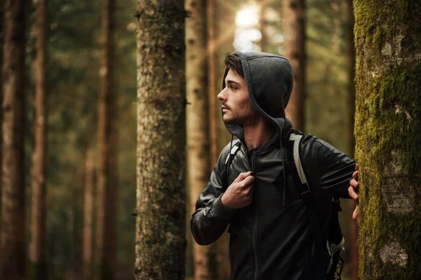 Молодой человек исследует лес — стоковое фото