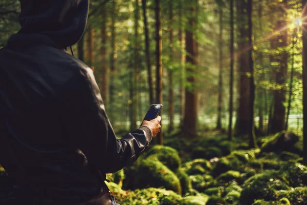 Uomo che scatta foto nel bosco — Foto Stock