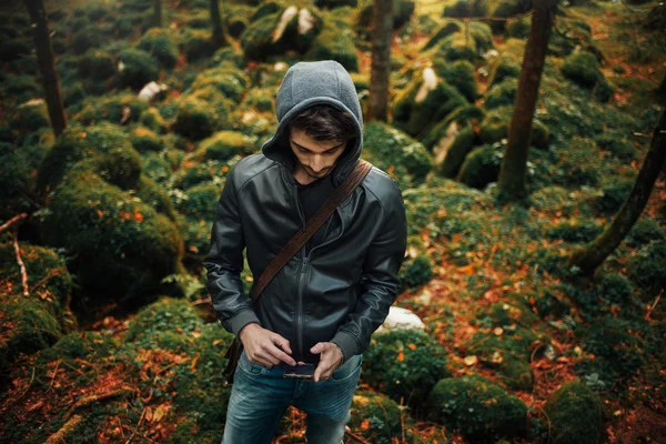 Jonge man die zich voordeed in het bos — Stockfoto