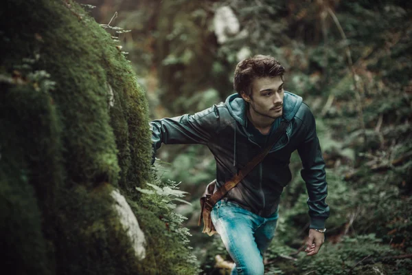 Ung mann går i skogen – stockfoto