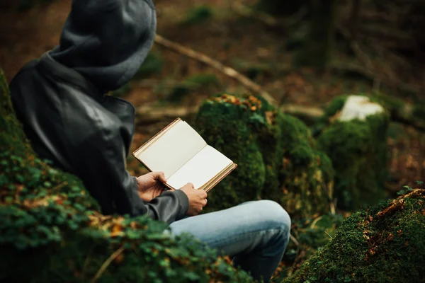 การอ่านในธรรมชาติ — ภาพถ่ายสต็อก