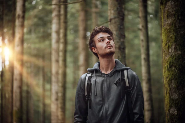 Jeune homme explorant une forêt — Photo