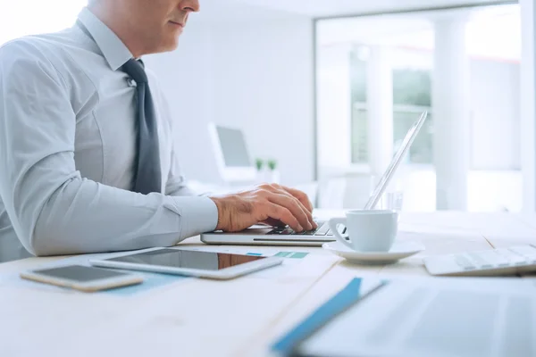 Empresario trabajando en el escritorio — Foto de Stock