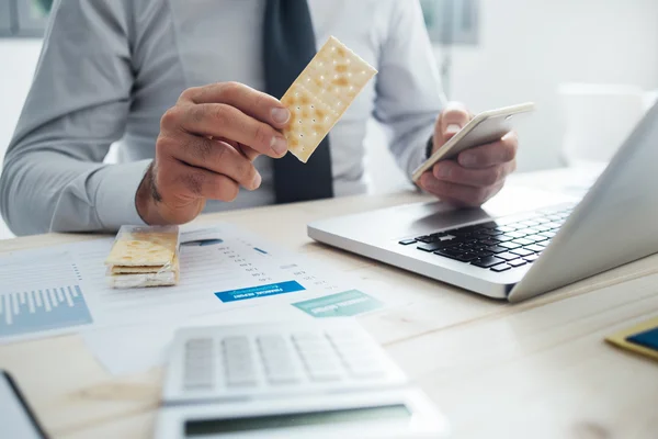 Geschäftsmann isst einen Imbiss — Stockfoto