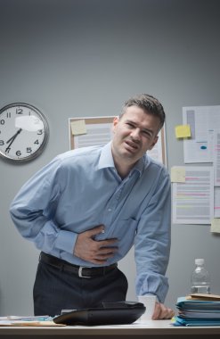 Karın ağrısı ile stresli iş adamı