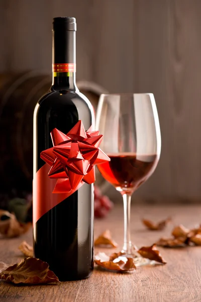 Excellent wine with ribbon and wineglass — Stock Photo, Image