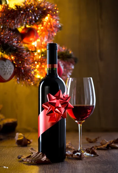 Weinprobe mit Weihnachtsbaum — Stockfoto