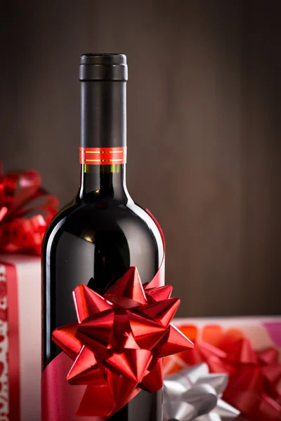 Presentes de chistmas e garrafa de vinho — Fotografia de Stock