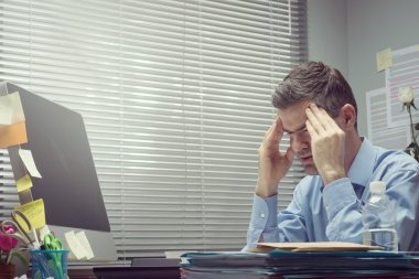 Ofis çalışanı ile baş ağrısı