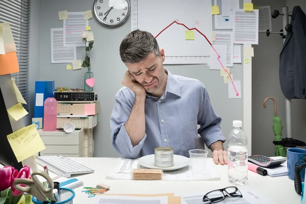 Uomo d'affari che ha un pranzo triste — Foto Stock