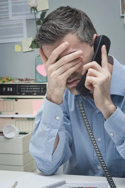 Stressade medarbetare på telefonen — Stockfoto