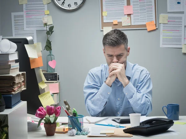 Nadenkend zakenman aan het Bureau — Stockfoto