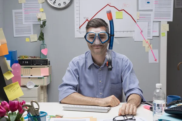 Trabalhador de escritório usando máscara de mergulho — Fotografia de Stock