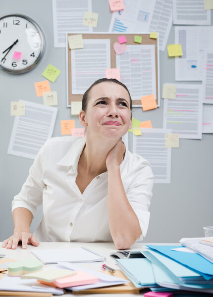 White collar with stiff neck