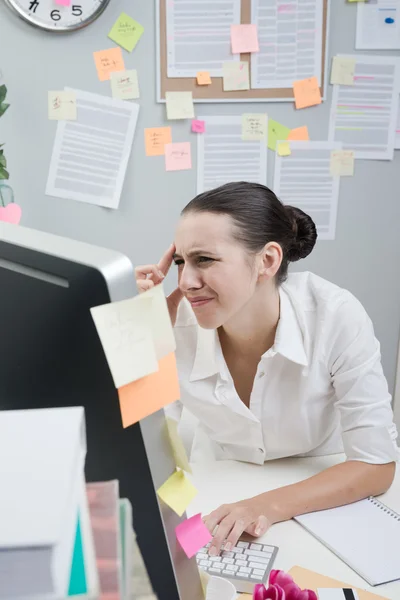 Weißkragen mit Augenschmerzen — Stockfoto