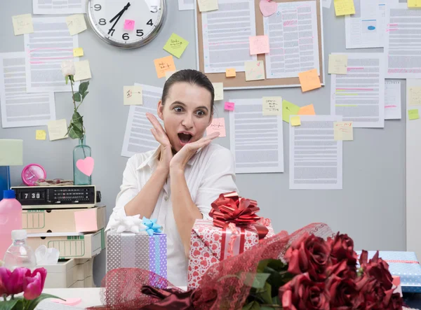 Woman receiving a romantic surprise at work. — Stock Photo, Image