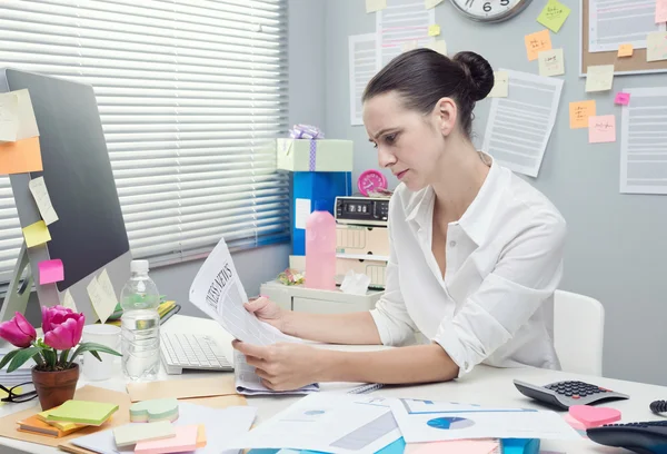 Businesswoman reading financial news — Stock Photo, Image