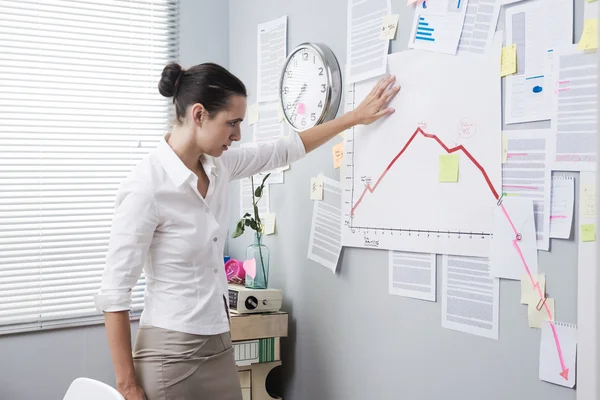 Empresária analisando um gráfico financeiro — Fotografia de Stock