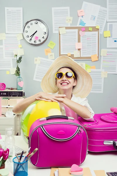 Cheerful employee leaving for vacations — Stock Photo, Image