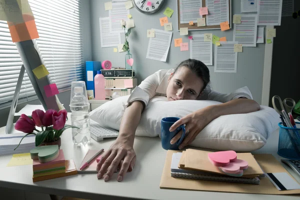 Mujer de negocios cansada despertando en la oficina — Foto de Stock