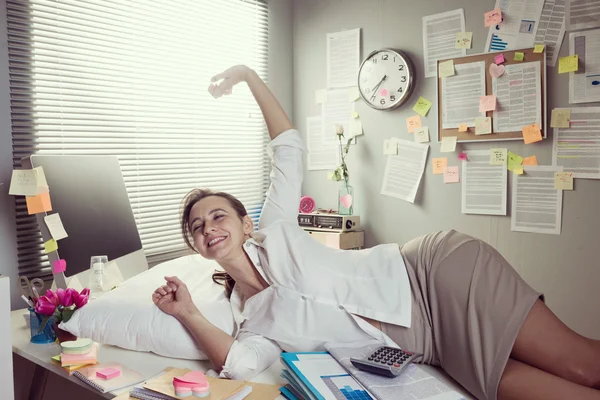 Businesswoman waking up on office desk — Stock Photo, Image