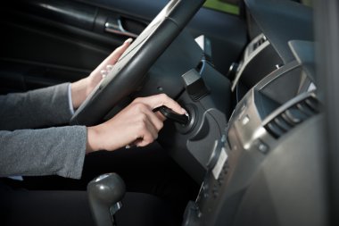 Kadın başlangıç araba motoru