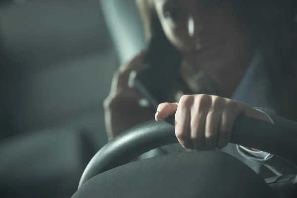 Jonge vrouw bellen tijdens het rijden — Stockfoto