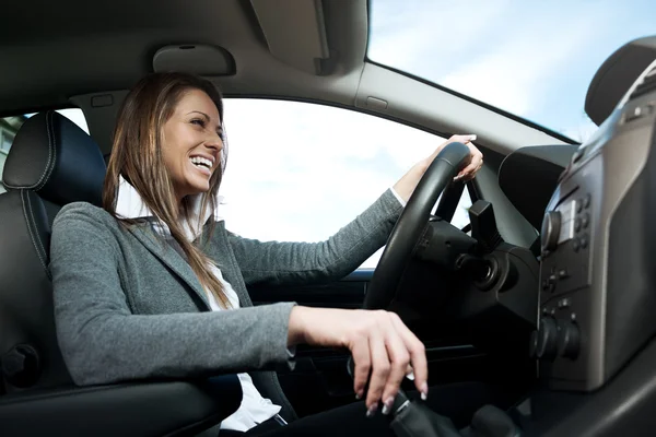 Jonge lachende vrouw rijden — Stockfoto