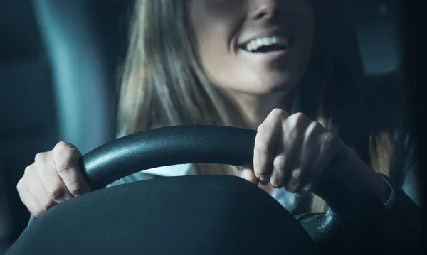 Mujer conduciendo de noche — Foto de Stock