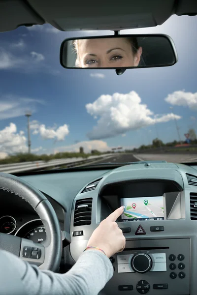 Femme en utilisant gps navigateur dans une voiture — Photo