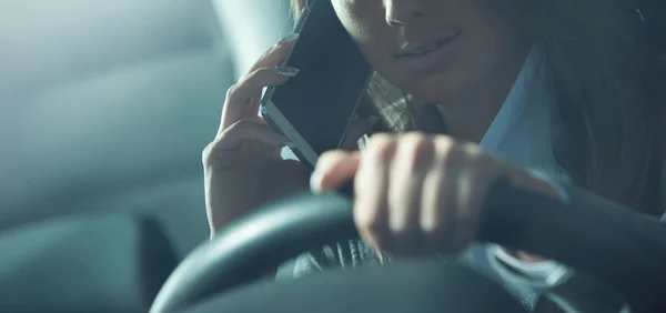 Junge Frau telefoniert während der Fahrt — Stockfoto