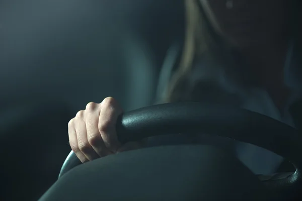 Mujer conduciendo tarde en la noche — Foto de Stock