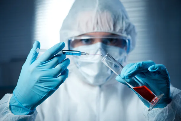 Researcher preparing a syringe for injection — Stock Photo, Image