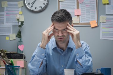 Ofis çalışanı ile baş ağrısı