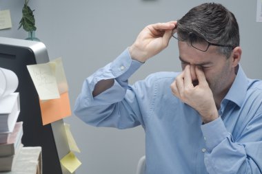 Ofis çalışanı ile göz ağrısı