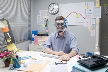 Ofis işçi giyen tüplü maske