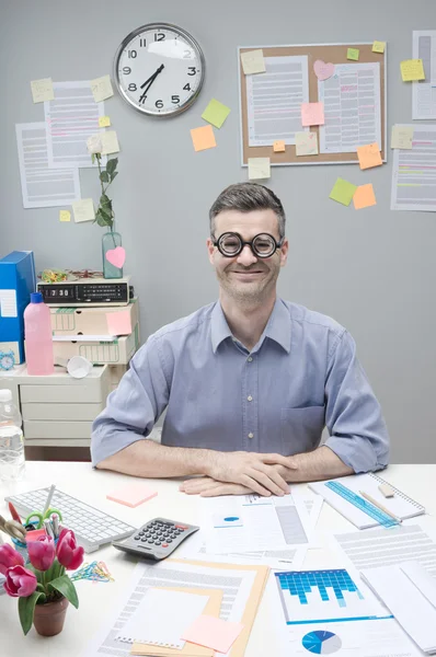 Empresario nerd en el trabajo — Foto de Stock