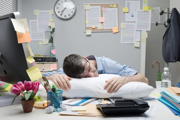 Trabajador de oficina durmiendo en el escritorio — Foto de Stock